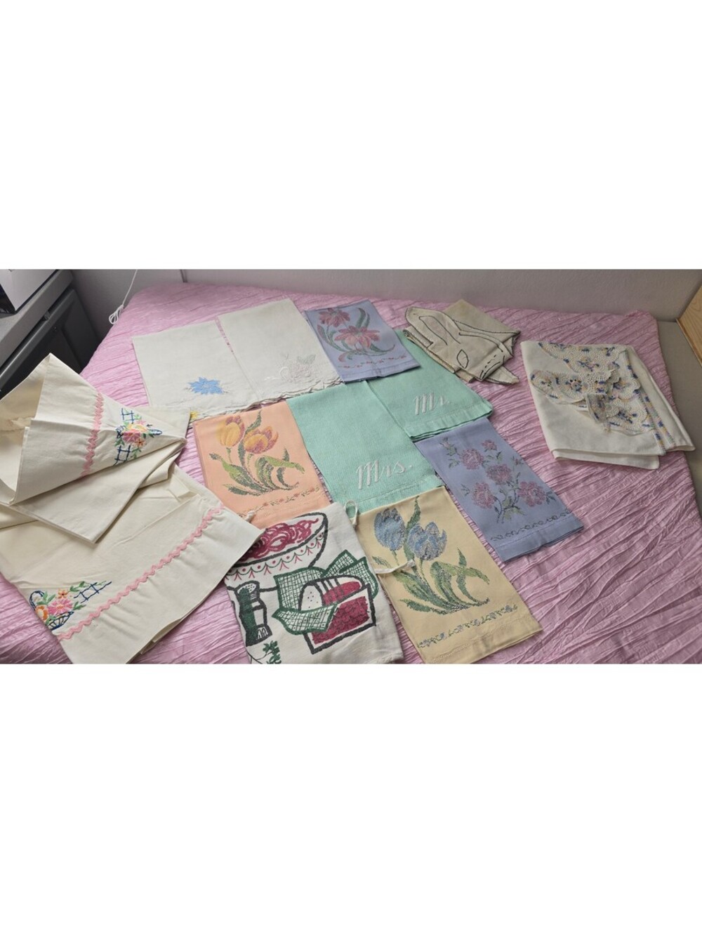 Vintage Embroidered Linens Napkins Aprons Textile Lot